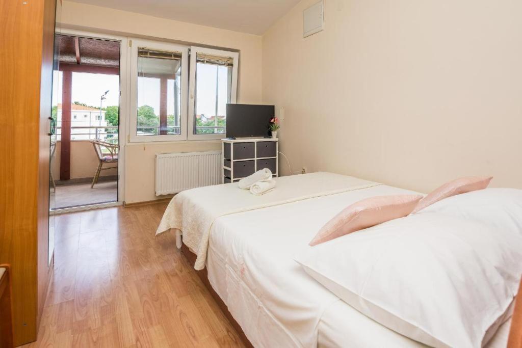 Apartments Mira Sukosan Bagian luar foto