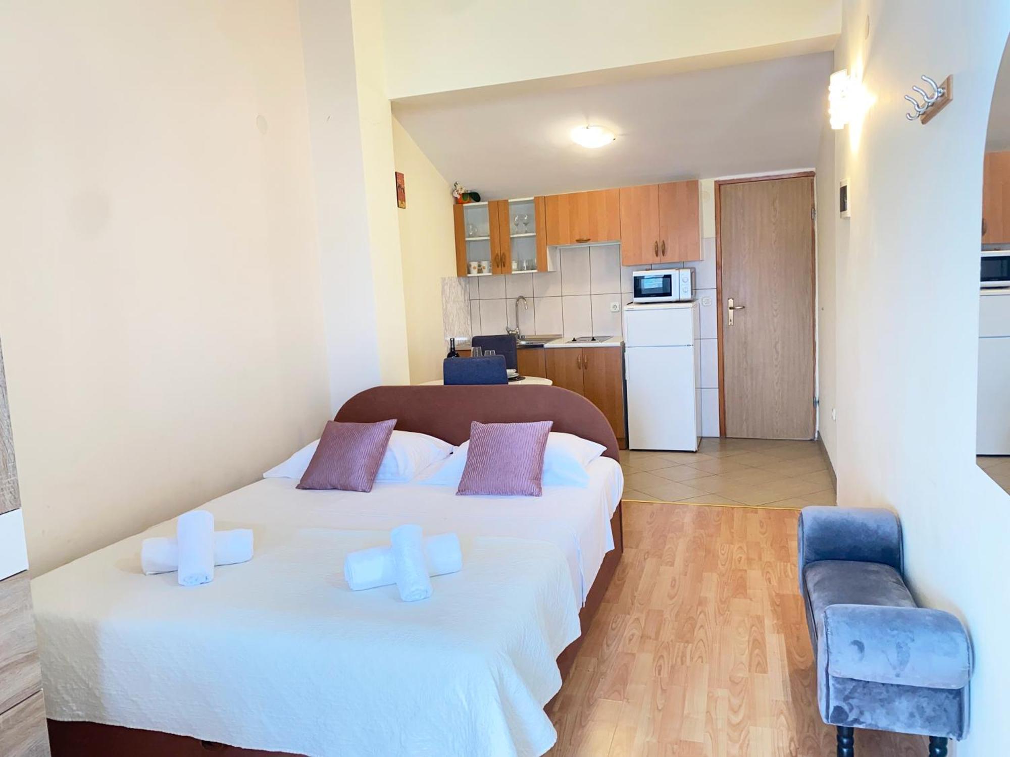 Apartments Mira Sukosan Bagian luar foto