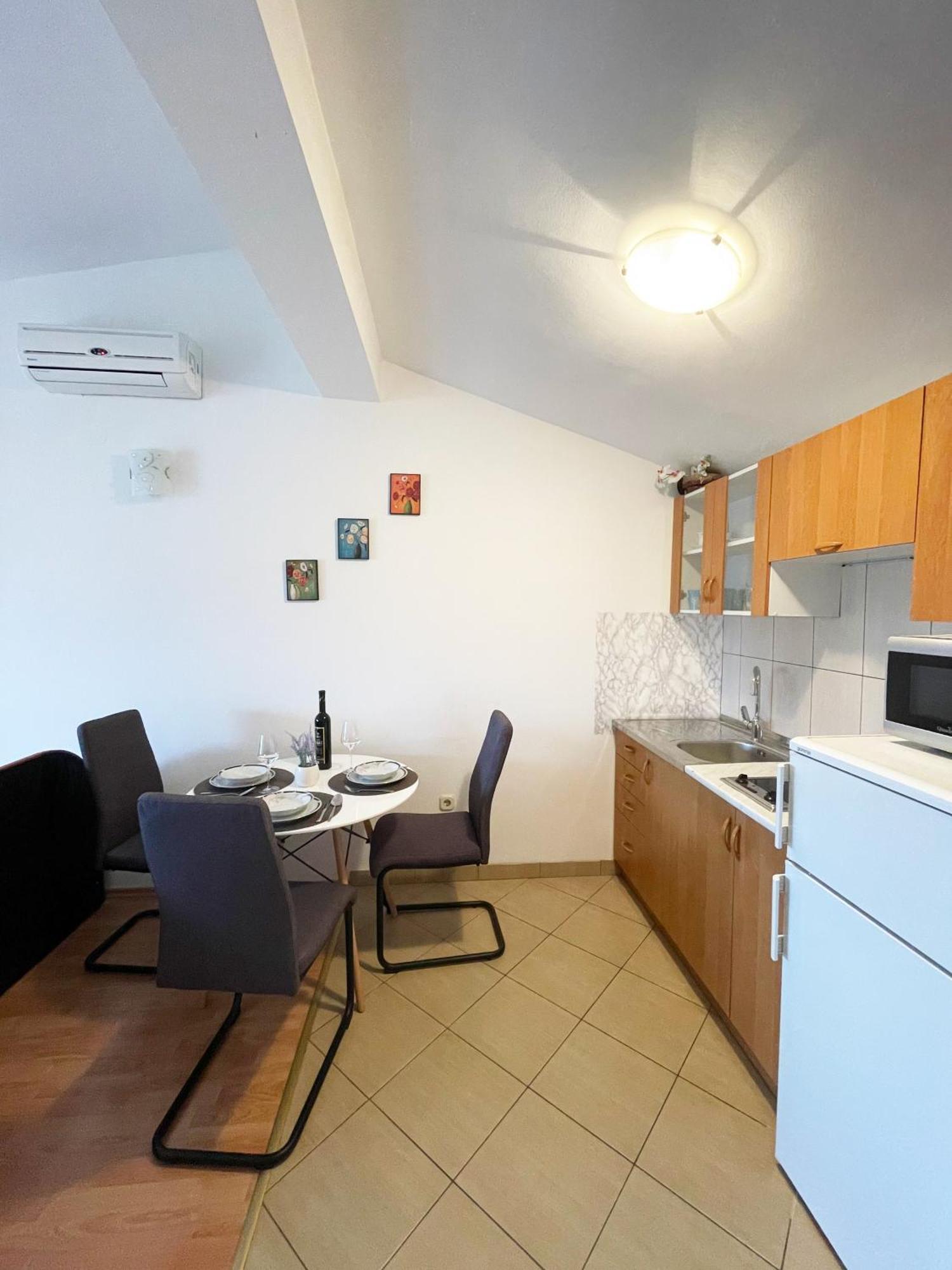 Apartments Mira Sukosan Bagian luar foto